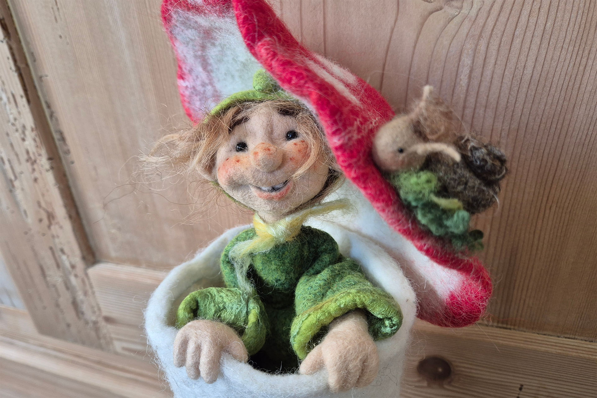 Filzfigur mit einem Pilzhut.