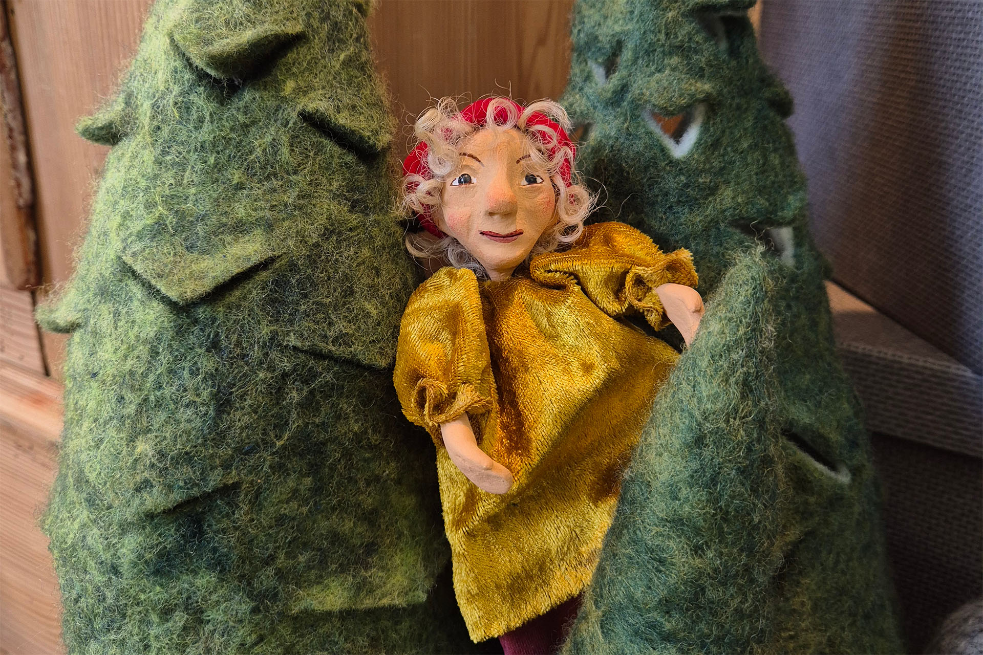 Figur mit gelben Kleid in Mitten von Filztannen.