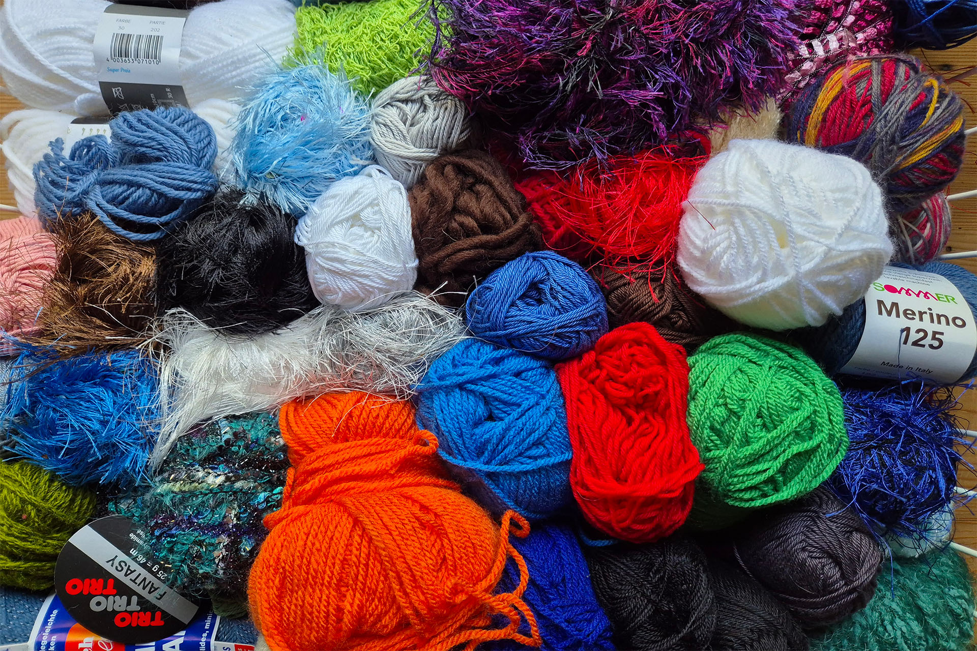 Farbige Wollknäuel.