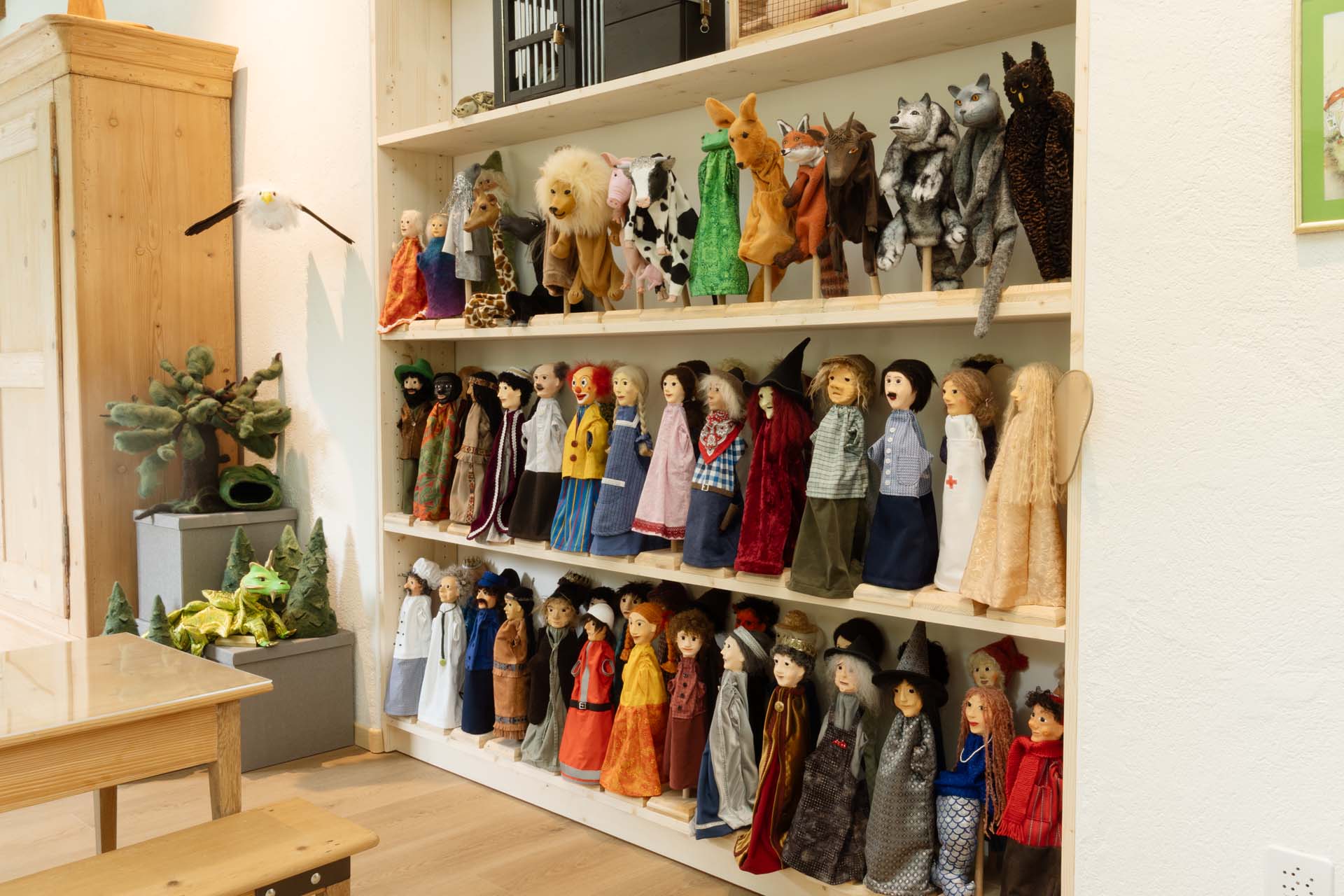 Regal mit den vielen verschiedenen Figuren und Tieren.