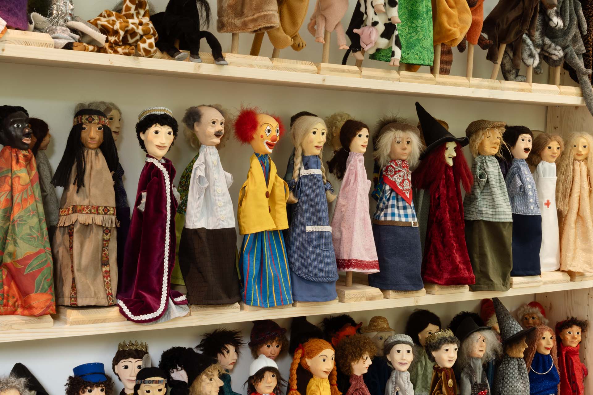 Aufgereihte Figuren mit einem Clown, Hexe, Opa und weiteren.