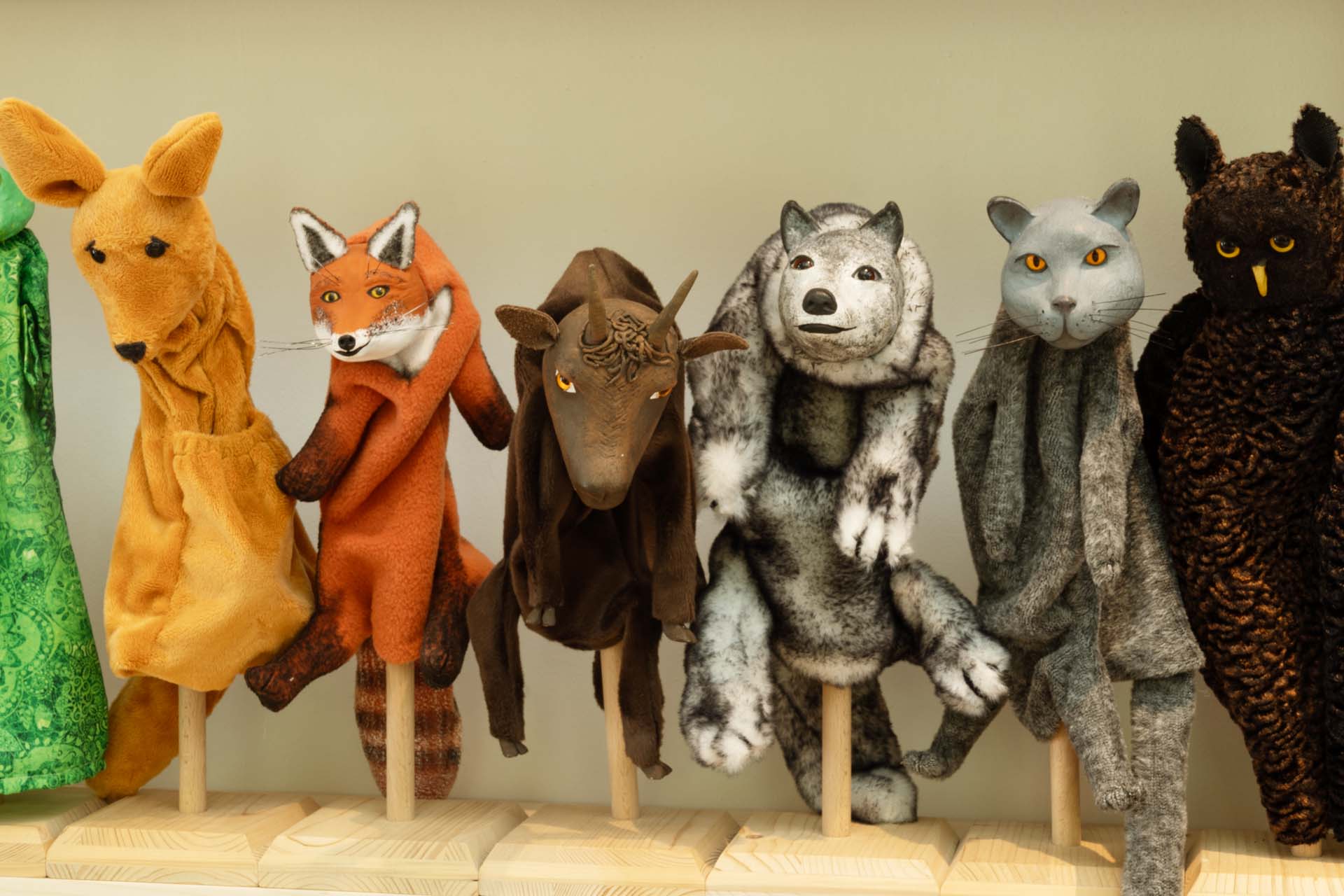 Figuren von einem Fuchs, Ziege, Wolf, Katze, Eule und Kängeru.