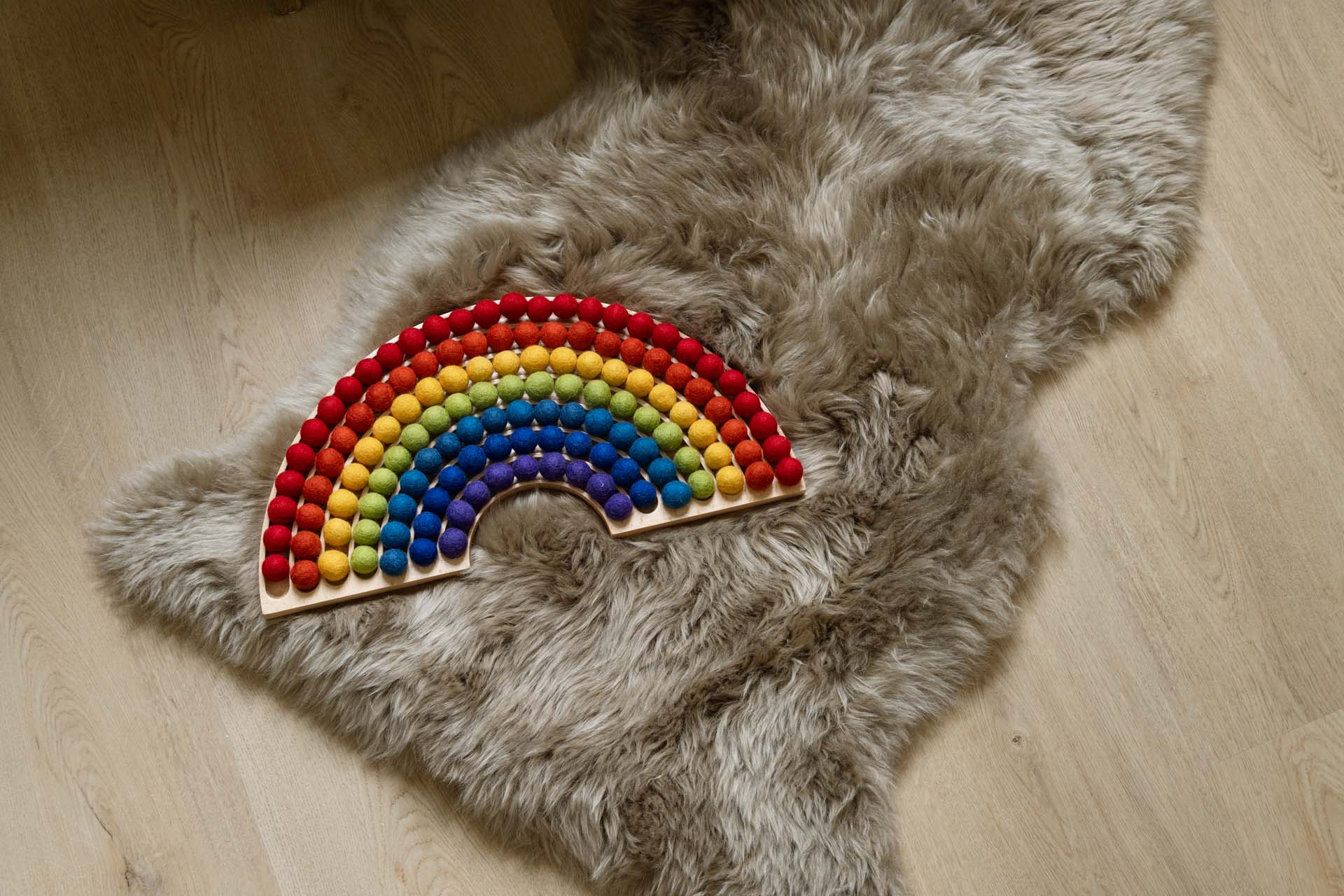 Filz-Regenbogen auf Fell.