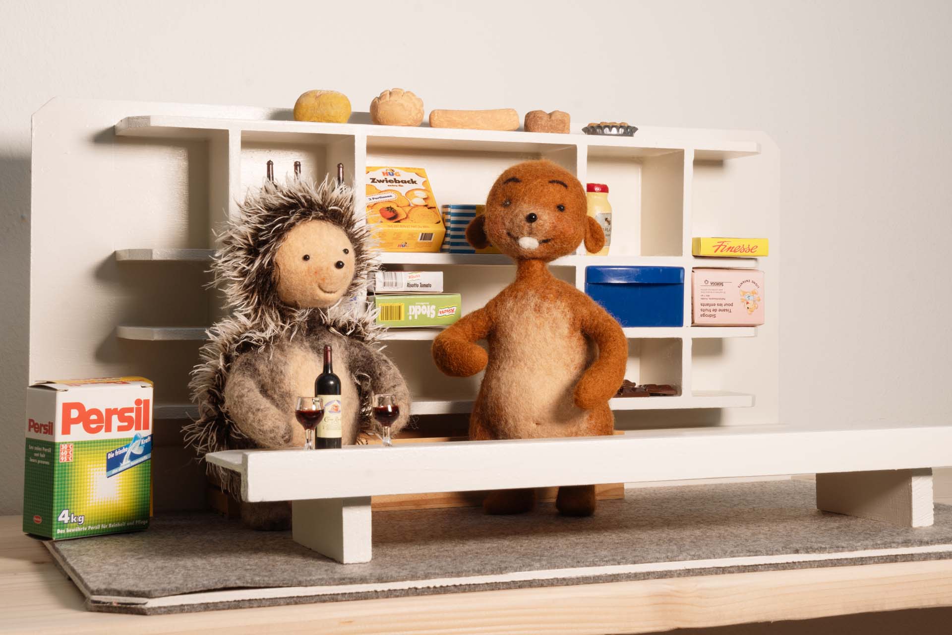 Igel und Erdmännchen Filzfigur in einem Holzladen.