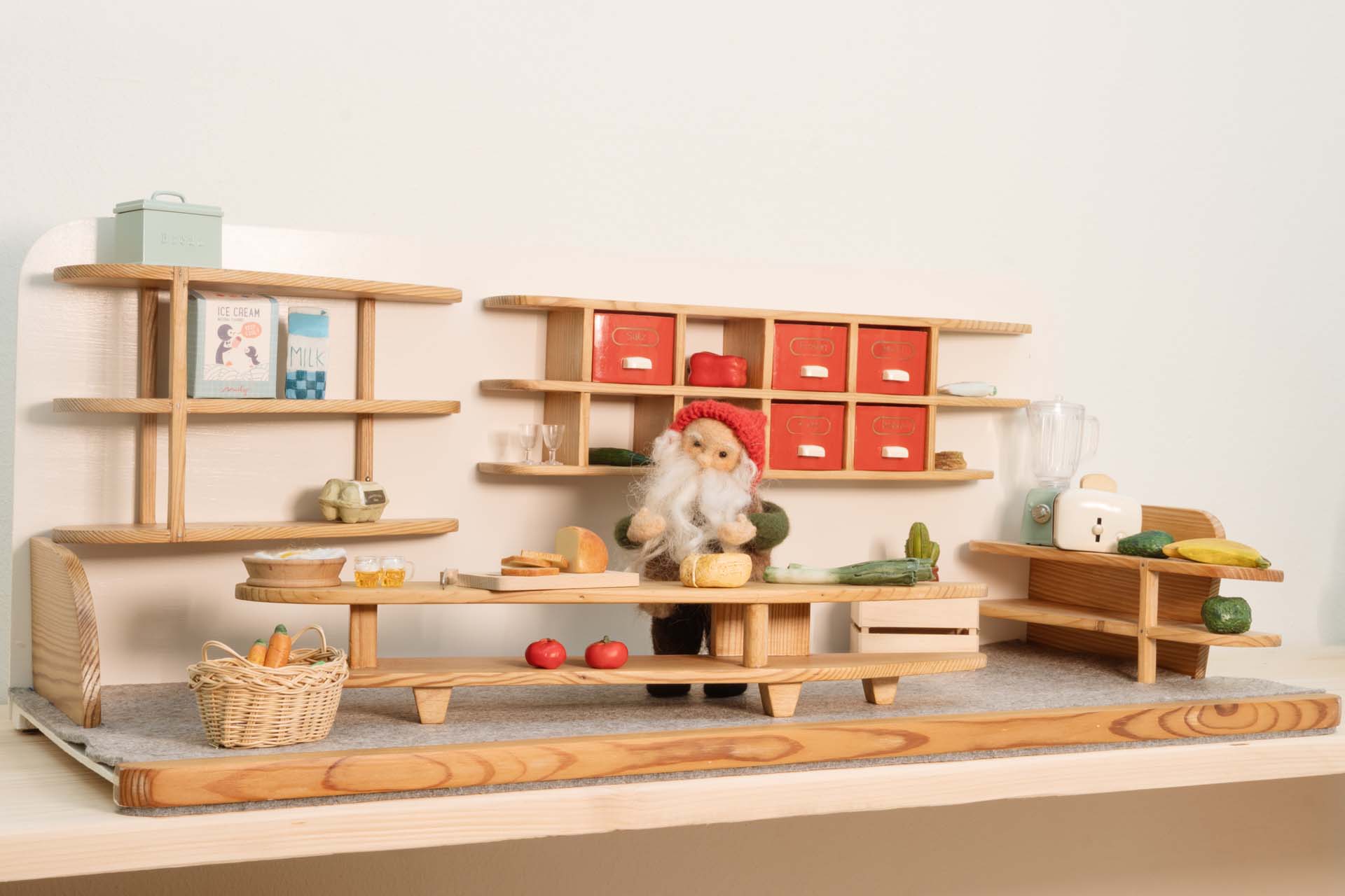 Zwergen Filzfigur in einem Holzladen.