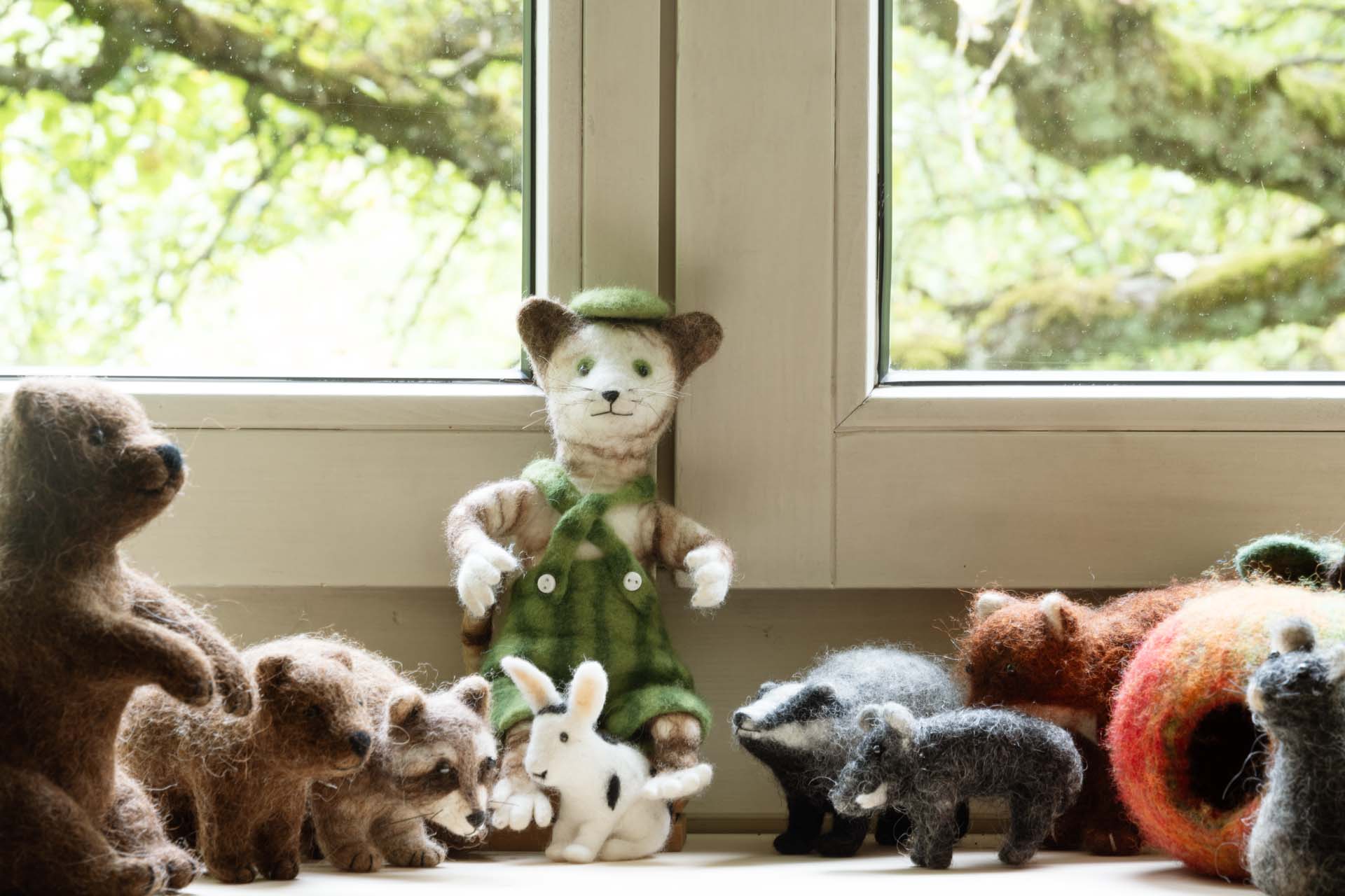 Verschiedene Filz-Tiere im Halbkreis aufgestellt.