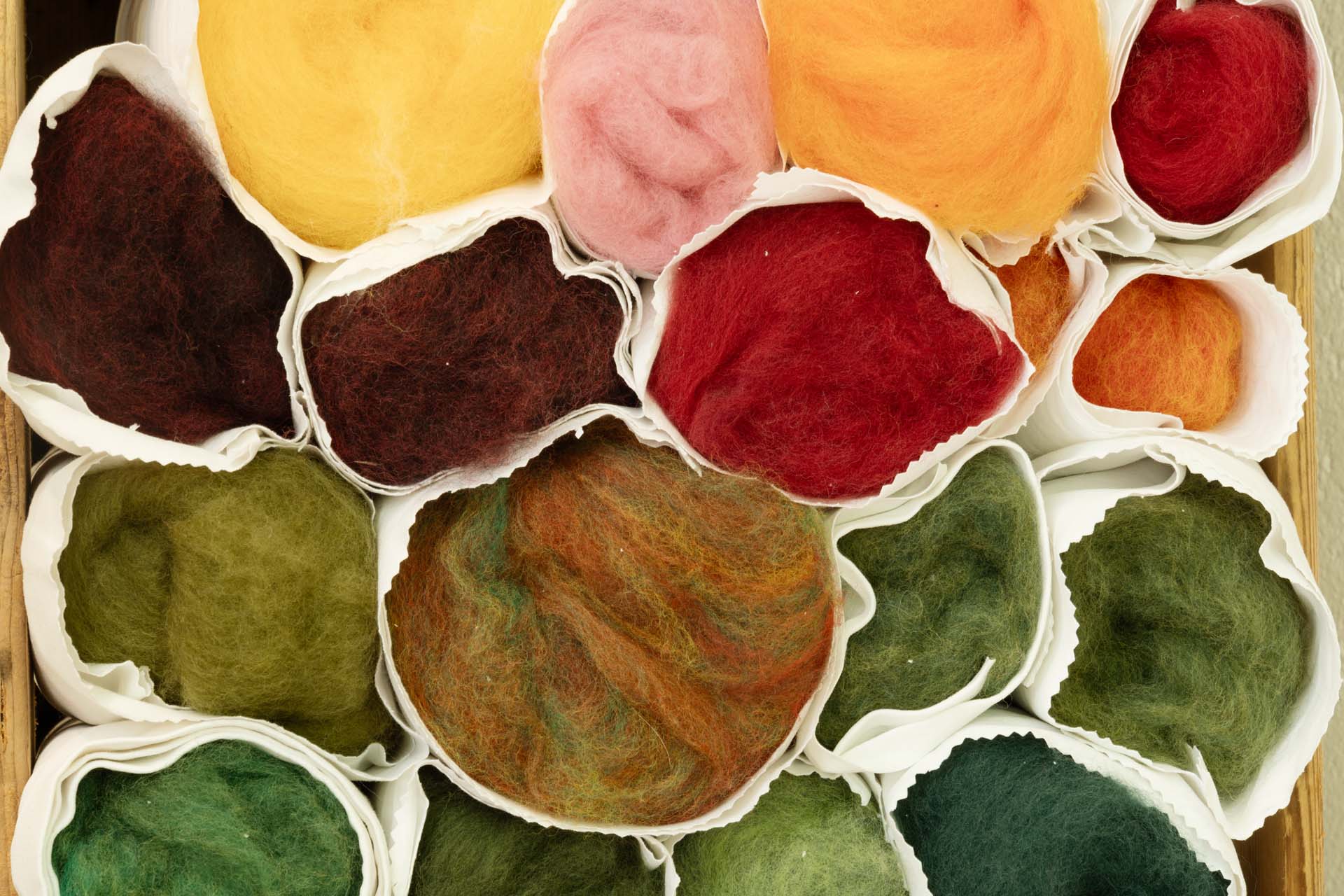 Farbige Filzrollen.
