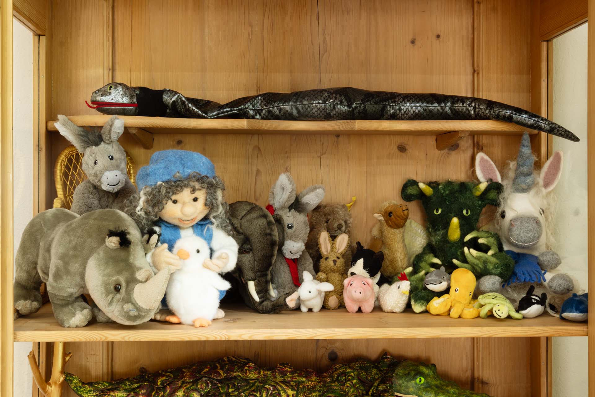 Regal voll mit Stofftieren wie ein Nashorn, Schlange, EInhorn, Schwein, Huhn, Oktopus und viele mehr.