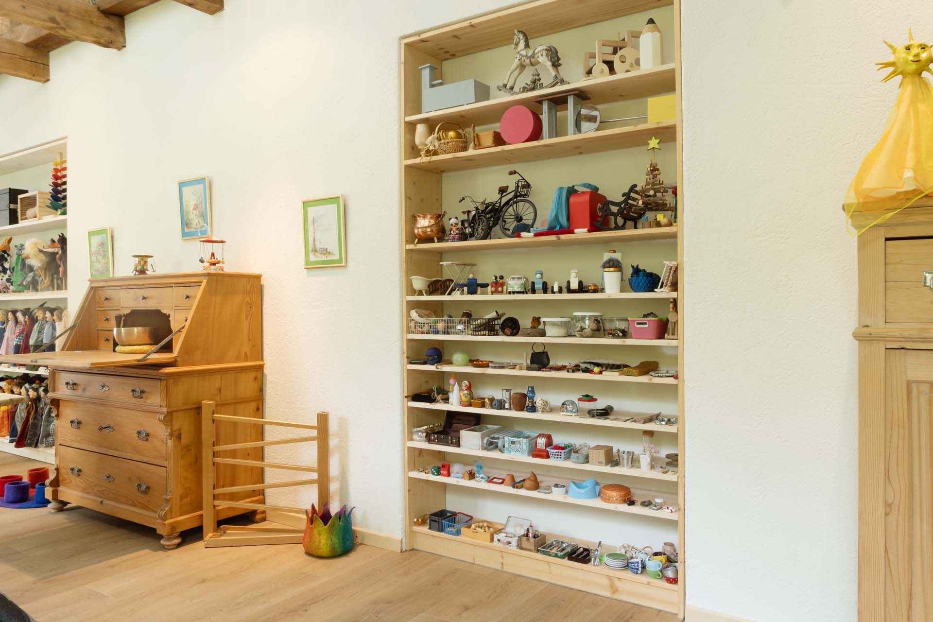 Blick auf die Requisitenwand.