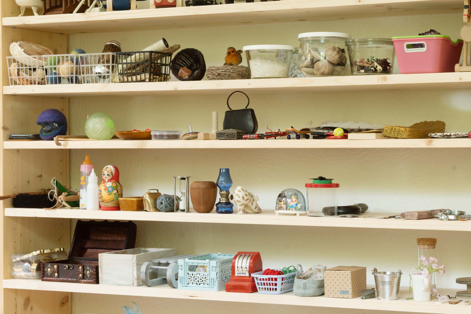 Nahaufnahme der Requisitenwand.