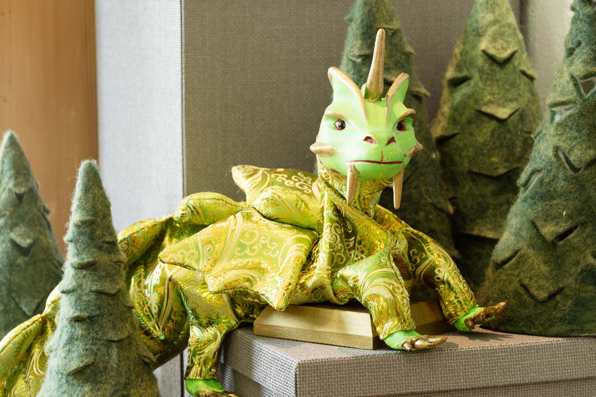 Drachenfigur in Mitten von Filztannen.