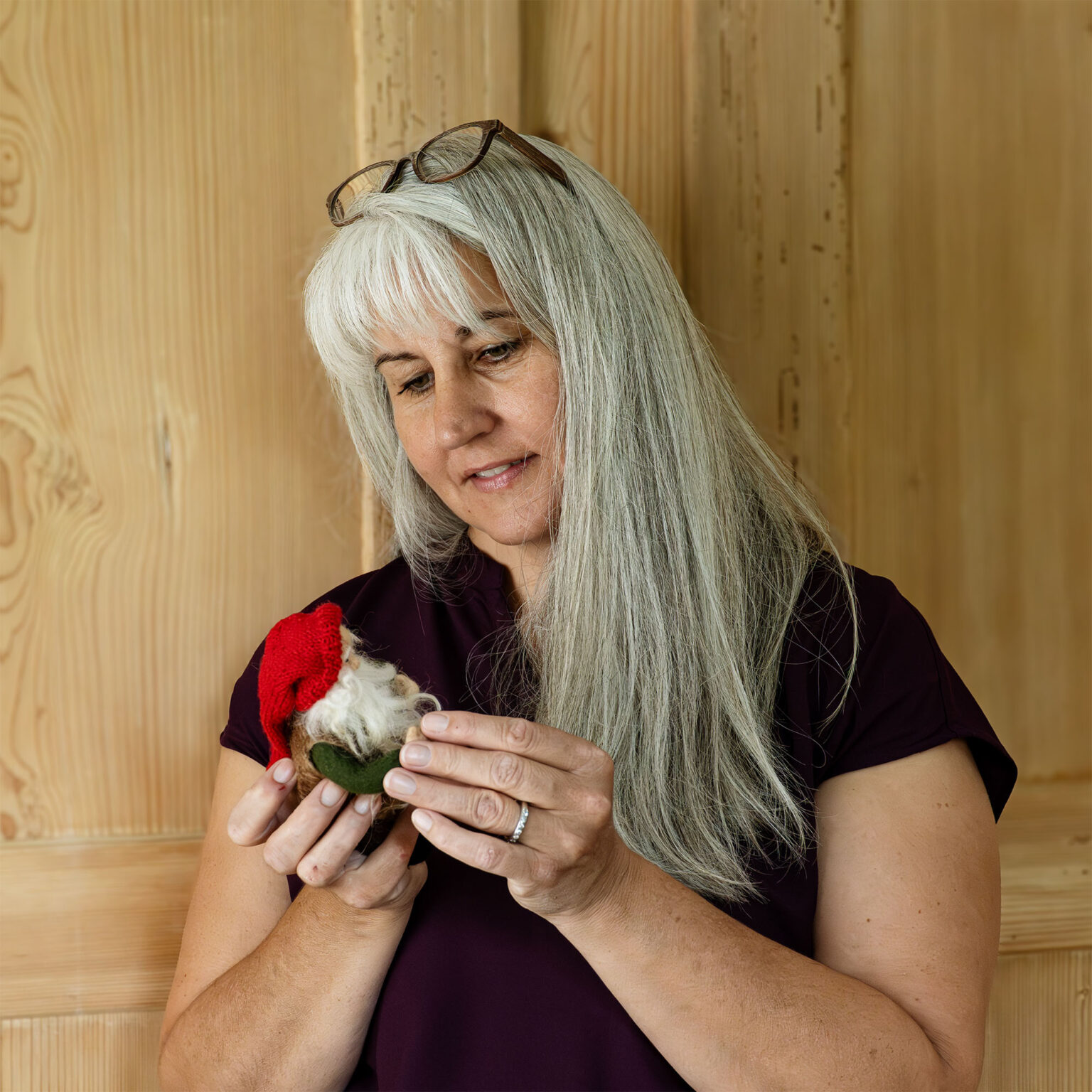 Portrait von Sophie Zurbuchen mit einer Zwergenfigur