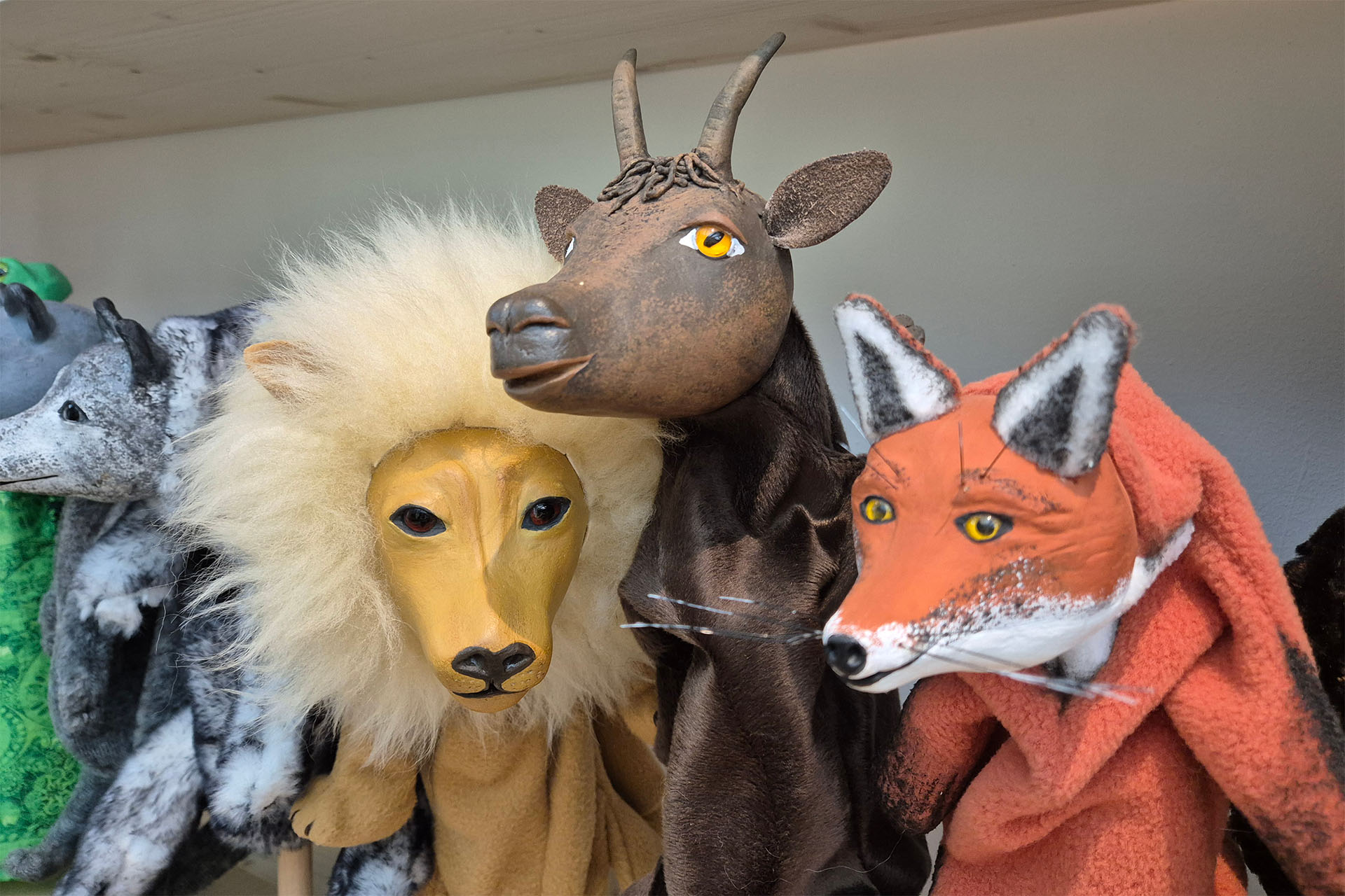 Nahaufnahme von den Löwe-, Fuchs- und Ziegenfigur.
