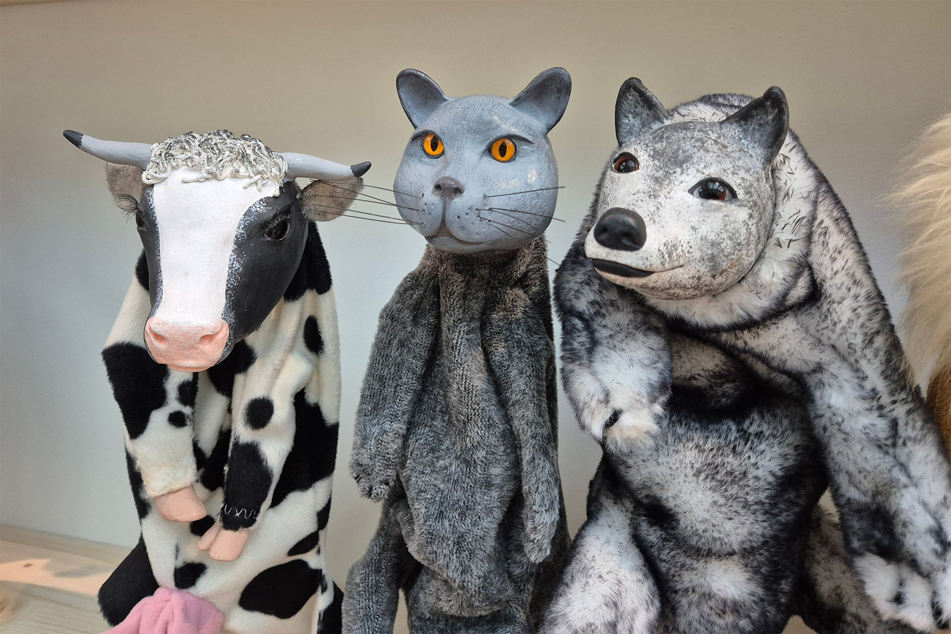 Nahaufnahme von der Kuh-, Katzen- und Wolffigur.