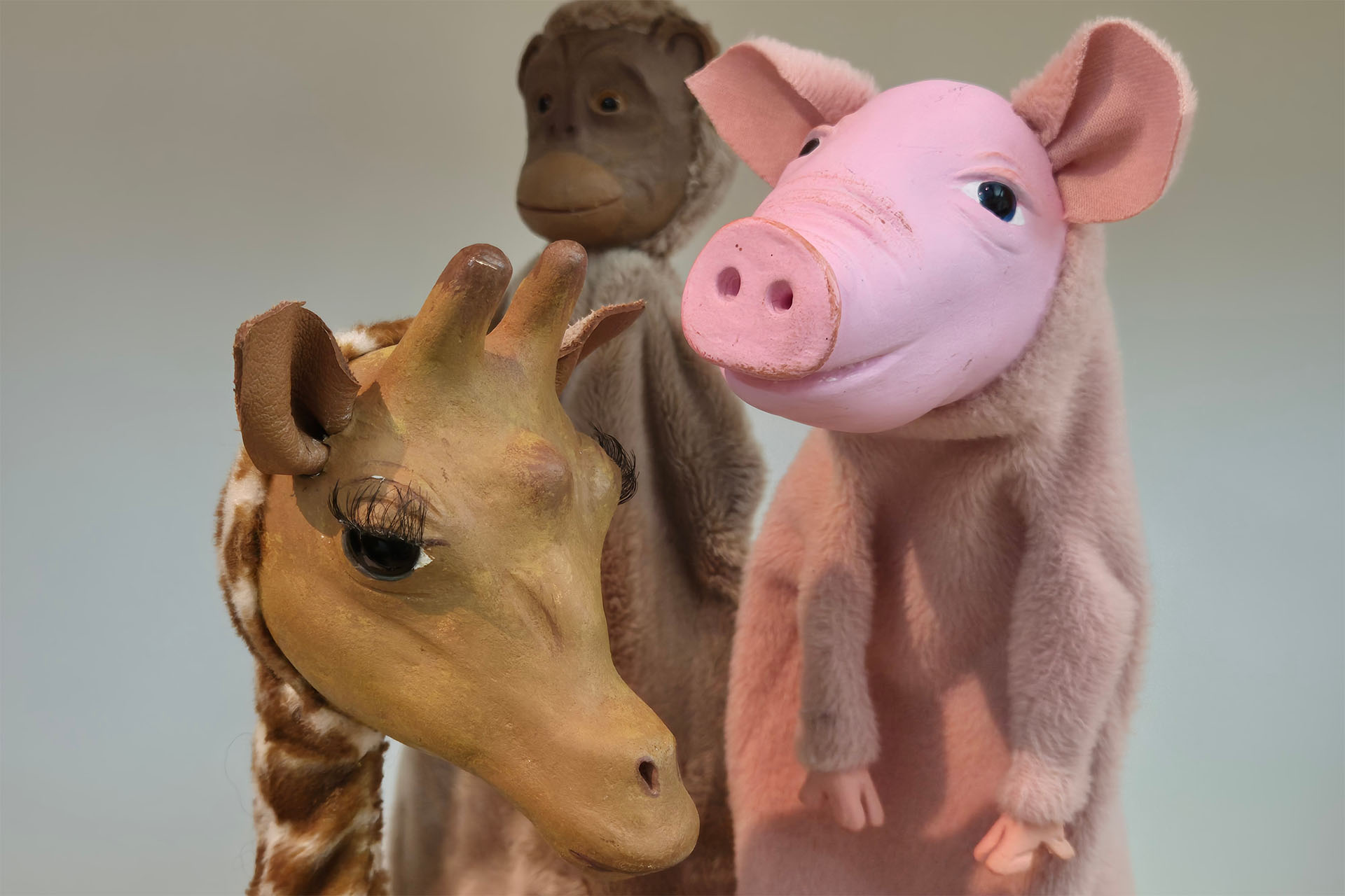 Nahaufnahme von der Giraffen-, Affen- und Schweinefigur.